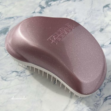 【ソフトタイプと使用感比較】

TANGLE TEEZER

ザ・オリジナル ノーマル
シャンパンロゼ


・ソフトより硬めで力を加えやすい
・頭皮に当たると刺激になりやすいかも
・水洗いOKで衛生的◎


私はアトピーで頭皮が敏感なので、
ソフトの方が柔らかくて使いやすいと感じました。


敏感肌の場合は注意かもしれませんが、
特にトラブルがなければ
問題なくお使いいただけると思います◎


あとは好みの違いもありそうです。

私の場合、髪を梳かすのも
ソフトの方が やや滑らかな気がしました。


硬めが好き、髪も頭皮もそんなに気にならない等
→ノーマル

柔らかめが好き。髪が細い、頭皮の刺激を避けたい等
→ソフト

というのが個人的な印象です🤔🫶



#タングルティーザー #ヘアブラシ #ヘアケアの画像 その1