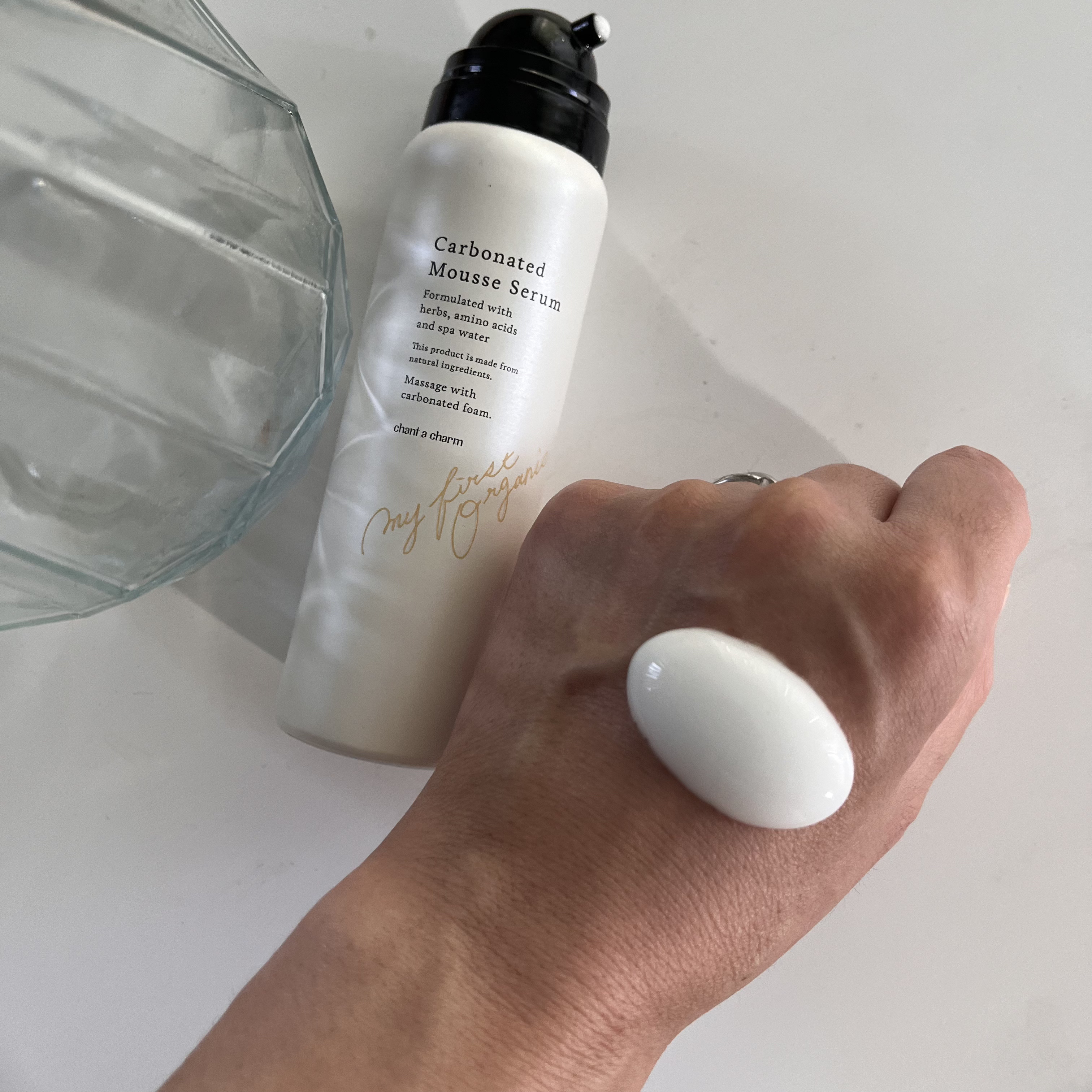 chant a charm  炭酸ムースセラムのクチコミ「チャントアチャームの炭酸美容液。
泡はかなり柔らかめだけど
保湿力がしっかり浸透力が高いので
.....」（2枚目）