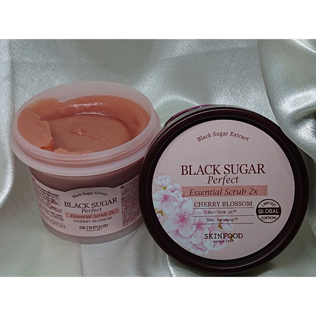 ブラックシュガー パーフェクトエッセンシャルスクラブ 2X チェリーブロッサム/SKINFOOD/洗い流すパック・マスクを使ったクチコミ（1枚目）