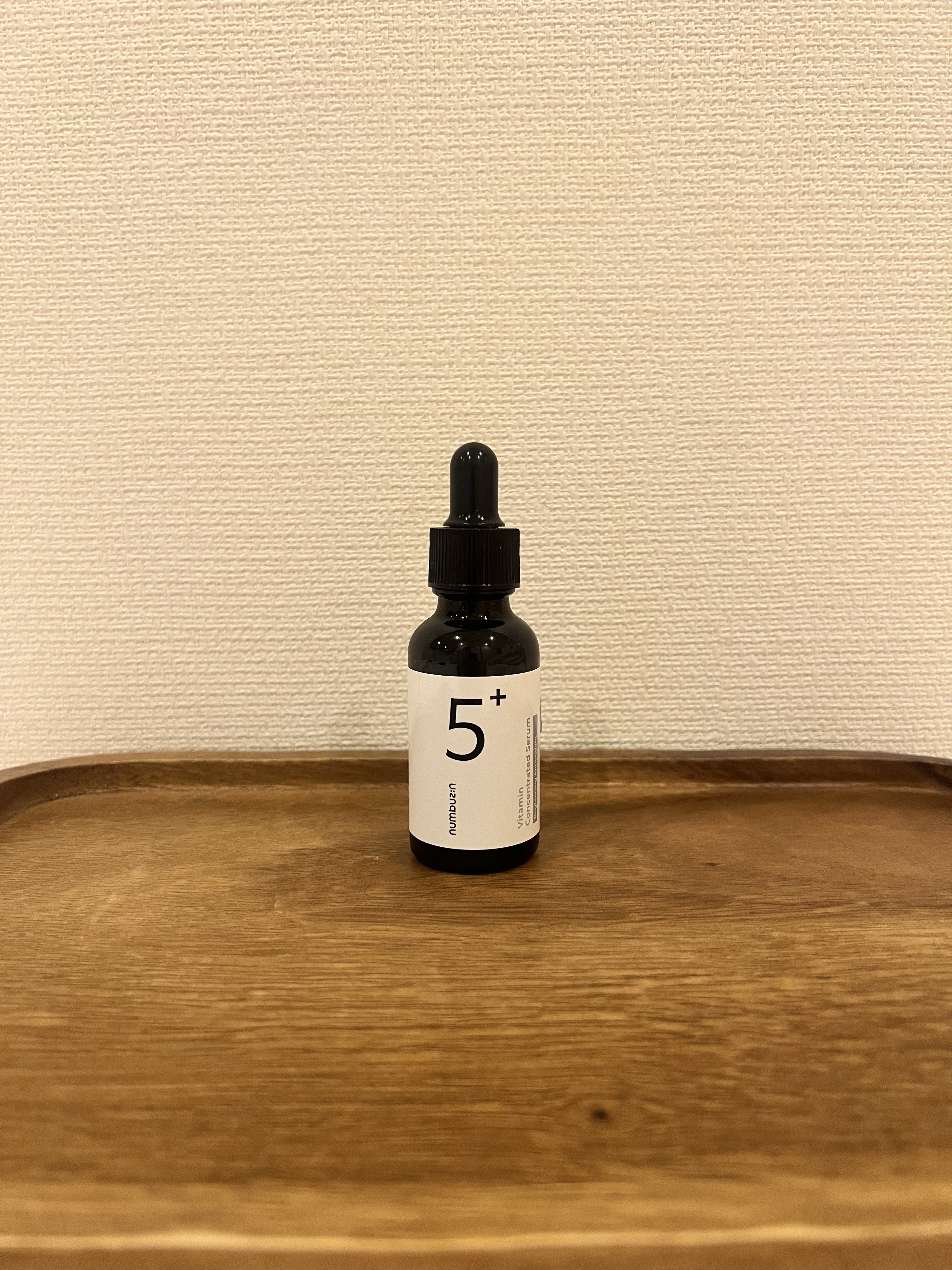 numbuzin
5番 白玉グルタチオンＣ美容液

塗る白玉点滴と謳われ各所で大バズりしている美容液。気になったので購入してみました。

塗ったら白くなるとか、ニキビ跡が薄くなるとか色々言われていますが…保湿されているような感じ以外に特に効