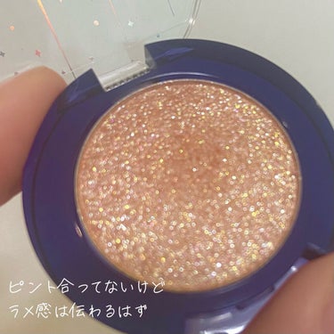 こういうキラキラが欲しかった！が
具現化されたグリッターシャドウ。


リリースされたばかりのLIPSショッピングに
お得なクーポンがあったので
スウォッチを見て気になっていた
こちらの #01 ムーンライトを購入しました。


大小さまざまなラメが光をランダムに反射させて
まるで濡れたようなまぶたに。

黒目の位置、縦軸に指でぽんぽん👆
下まぶたも中央だけにぽんぽん👆

他のアイシャドウと重ねるのはもちろん、
単色で乗せるのがナチュラルに仕上がって
めちゃくちゃかわいいんです。


肌色になじむカラーだから浮かないし
均一にキラキラが散らばるから
ラメがゴミに見える勢にも
使いやすいのではないかと🥳

2021年、そろそろベスコスを
まとめようと思っていたところに
最強アイシャドウに滑りこまれてしまったわ🤭🤭


 #LIPSベスコス2021レポ 
#駒とメイク#奥二重メイク
#rom&nd#グリッター シャドウ
#ムーンライト#アイメイク
の画像 その1