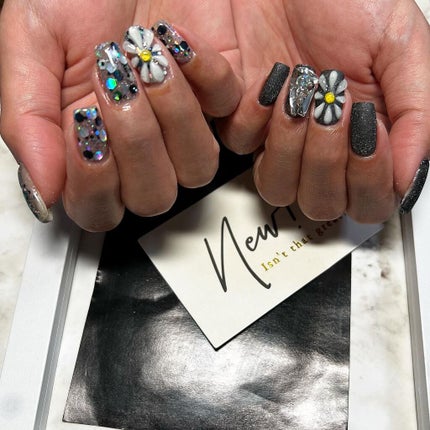 cst on LIPS 「#flowernails#🌼#blacknails💅#ネイル好..」(2枚目)