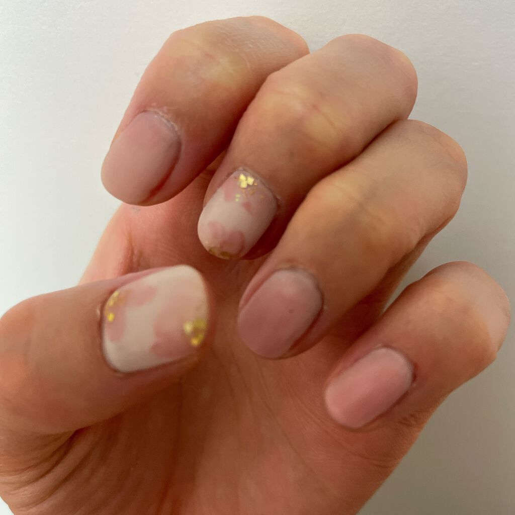 マットネイル🌸🌸

備忘録として投稿。

ずっと前からやってみたかったマットネイルを
ついに！！

薄ピンクで可愛らしく仕上げてもらいました。


#ジェルネイル#ピンク#お花