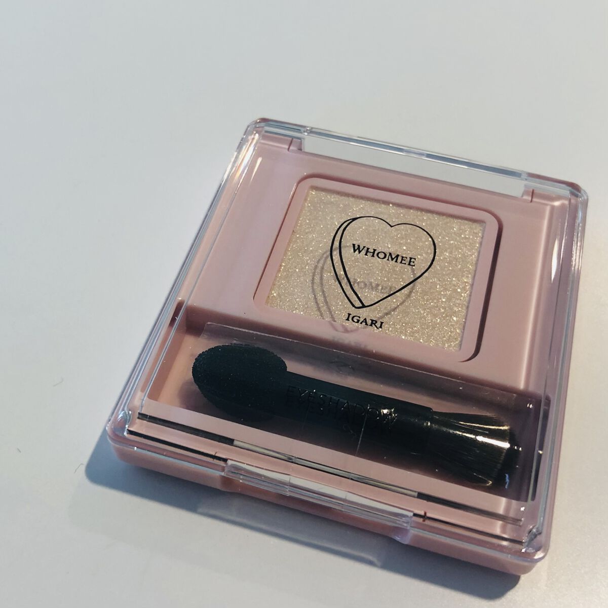 #WHOMEE
#シングルラメシャドウ #パールベージュ

PLAZA限定・WEB限定のパールベージュ

最初はキラキラしすぎかなと思いましたが、そんなことはなかったです！
もちろん付け方によって異なるでしょうが、私は仕事の時でも問題ないと