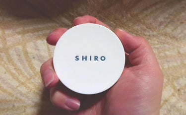 SHIRO
ホワイトリリー 練り香水

前回投稿した、オードパルファンと共に購入しました。

大きさは手のひらサイズ。
思っていたより大きめサイズでした。
くるくる蓋を回して開け閉めするタイプ。

開け