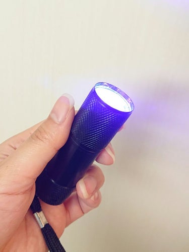 セリア LEDネイルライトハンディタイプのクチコミ「＼100円で買えるネイルライト！！／

ネイルパーツつけたい時や
指一本分だけお直ししたいとき.....」（2枚目）