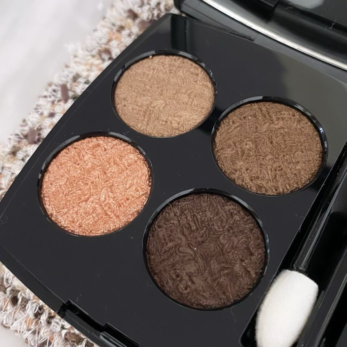 シャネル　オンブルツイード　アイシャドウ01限定色 シャネル / レ キャトル オンブル ツイード 01 ツイード