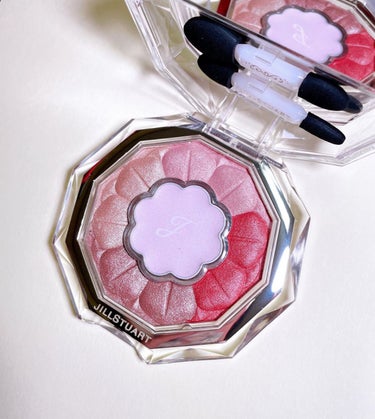 JILL STUART
ブルームクチュール アイズ
05  dahlia blush

向日葵アイシャドウ🌻

こちらは他のパレットと比べて発色がいい。
赤が鮮やかではないけど、大人っぽく落ち着いたよう