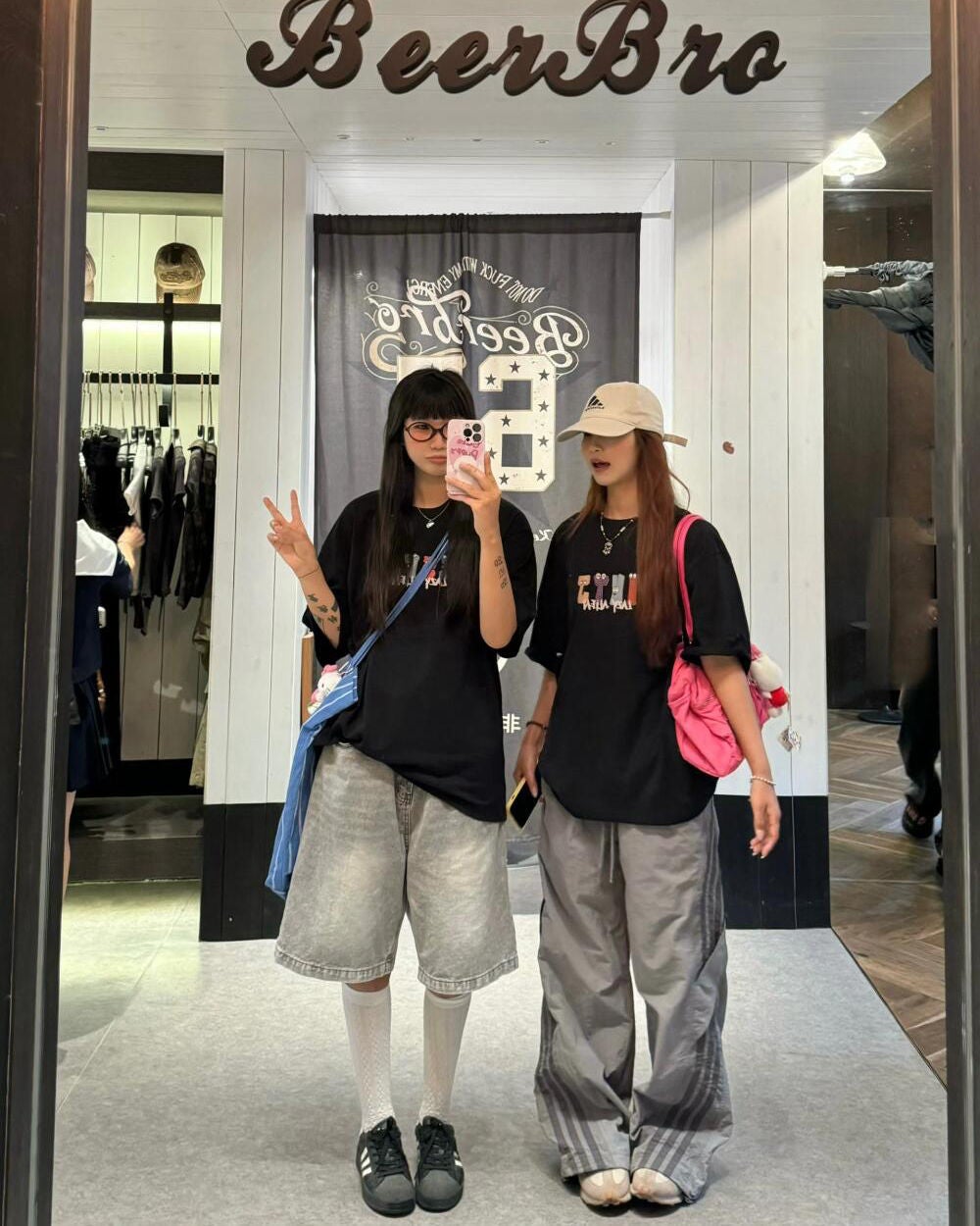 ひとみ on LIPS 「このグループ写真、とても気に入ってるよ#コーデ#韓国ファッショ..」(2枚目)