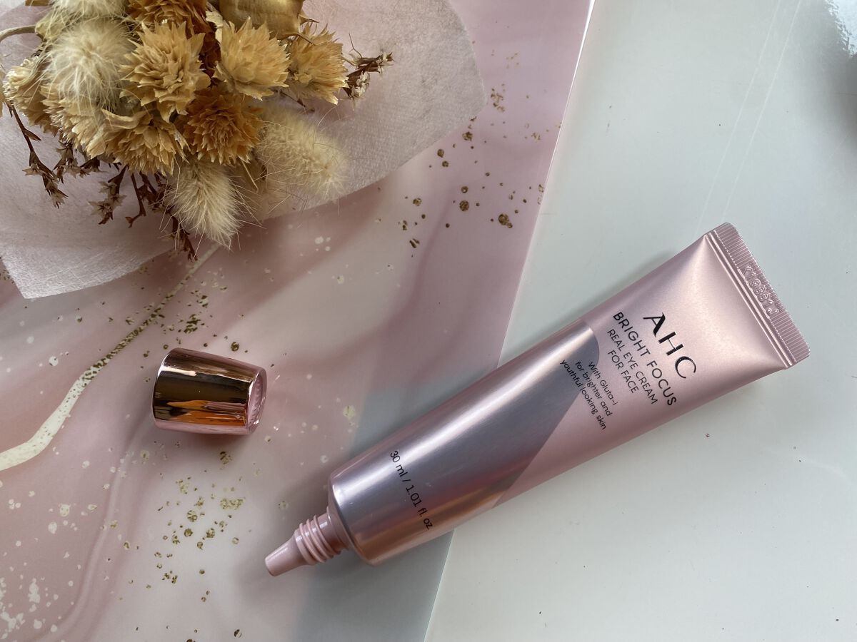 
こっくりとしたテクスチャーのアイクリームですが、顔全体に使えます。

かなり伸びが良く、保湿力もあり、何よりもすぐにツヤのある肌になるのが良いです。

肌のトーンがナチュラルにアップしてくれるので、健康的に見え、下地クリームとして使っても