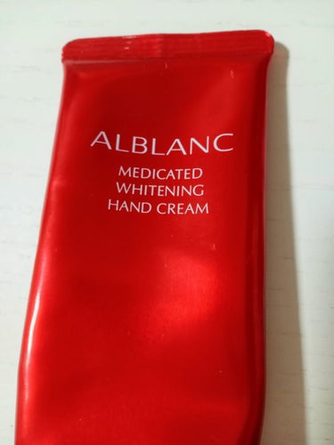 ソフィーナ　ALBLANC　薬用美白ハンドクリーム

カサつきに私はこれです。

カサつきも収まり、手が割れにくくなり美白効果もあるので気に入っています。
香りは懐かしい感じがします。
クリームはこっく