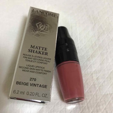 Lancôme Matte Shaker
270 Beige Vintage
塗った時はうるおいがあるのに、しばらくしたらさらさらマットになります。
マットリップは乾燥が気になるけど、パリパリにはならな