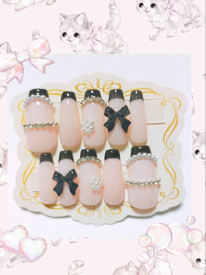 ほんのりピンクとビーズで作ったお花が可愛い💕︎フレンチガーリーなネイルチップ(⑉• •⑉)❤︎

フレンチネイル初めてしたけど結構難しかった😳


使用したものは

︎︎︎︎︎︎☑︎ダイソー      ベースコート、トップコート

︎︎