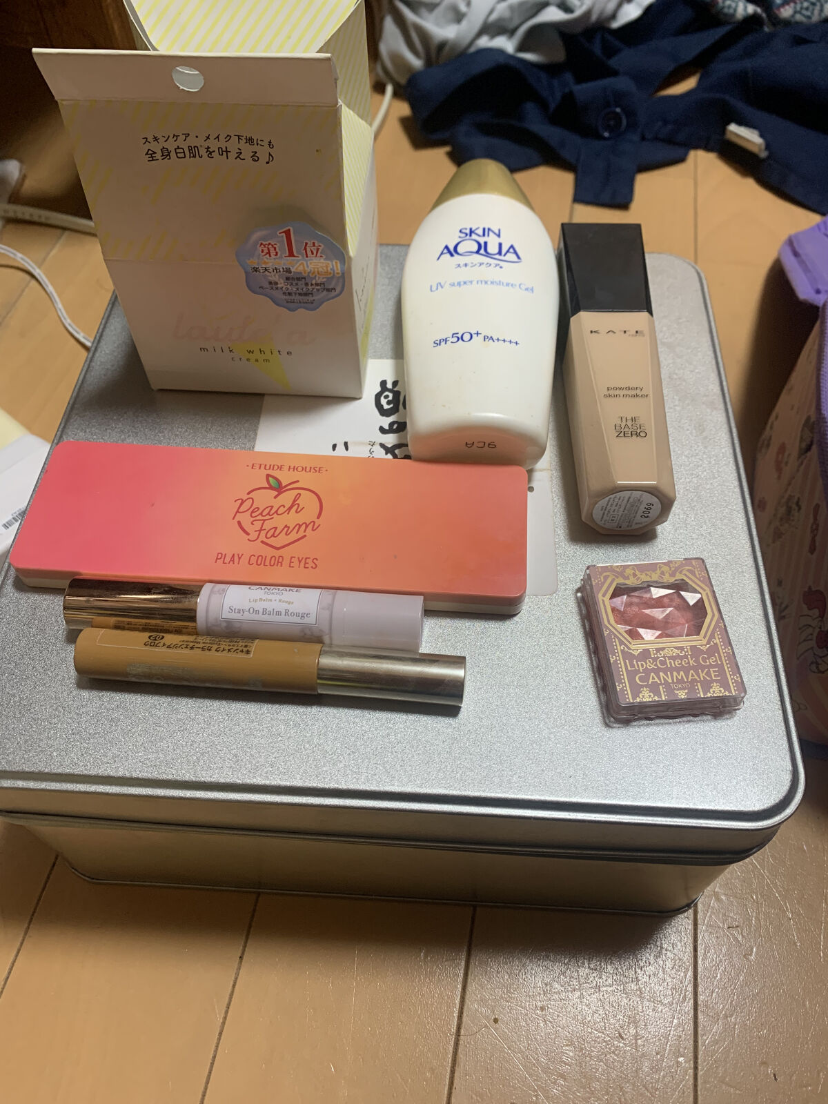 こちらのコスメを使って仕事でもできちゃう少しナチュラルなオレンジメイクしました

まずスキンアクアスーパーモイスチャージェルを顔に塗って日焼け対策します
下地でLaule'aミルクホワイトクリームを少し塗ります

それから眉毛マスカラをしま