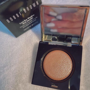 ずっと欲しかったアイシャドウ🤍
BOBBI BROWN
リュクスアイシャドウリッチスパークル
01 ムーンストーン

この濡れ感やばい😳💫
どんなメイクにも合うし、
中間色としても涙袋にも使えるし
超絶