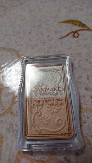 CANMAKE グロウツインカラー#01

こちらは、眉下のハイライトとしてつかっています！

とてもキレイなパール感！！！

発色もよく、キレイに馴染みます！