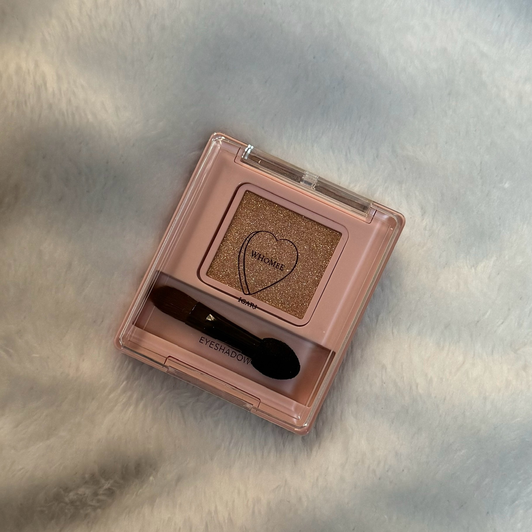 イルミネーションにも負けない❣️

こんにちは🌞

今日はイルミネーションにも負けないぐらいキラキラなラメを見つけたので紹介していこうと思います！！

それではスタート📢

WHOMEE
フーミー シングルラメシャドウ
メリンダベージュ