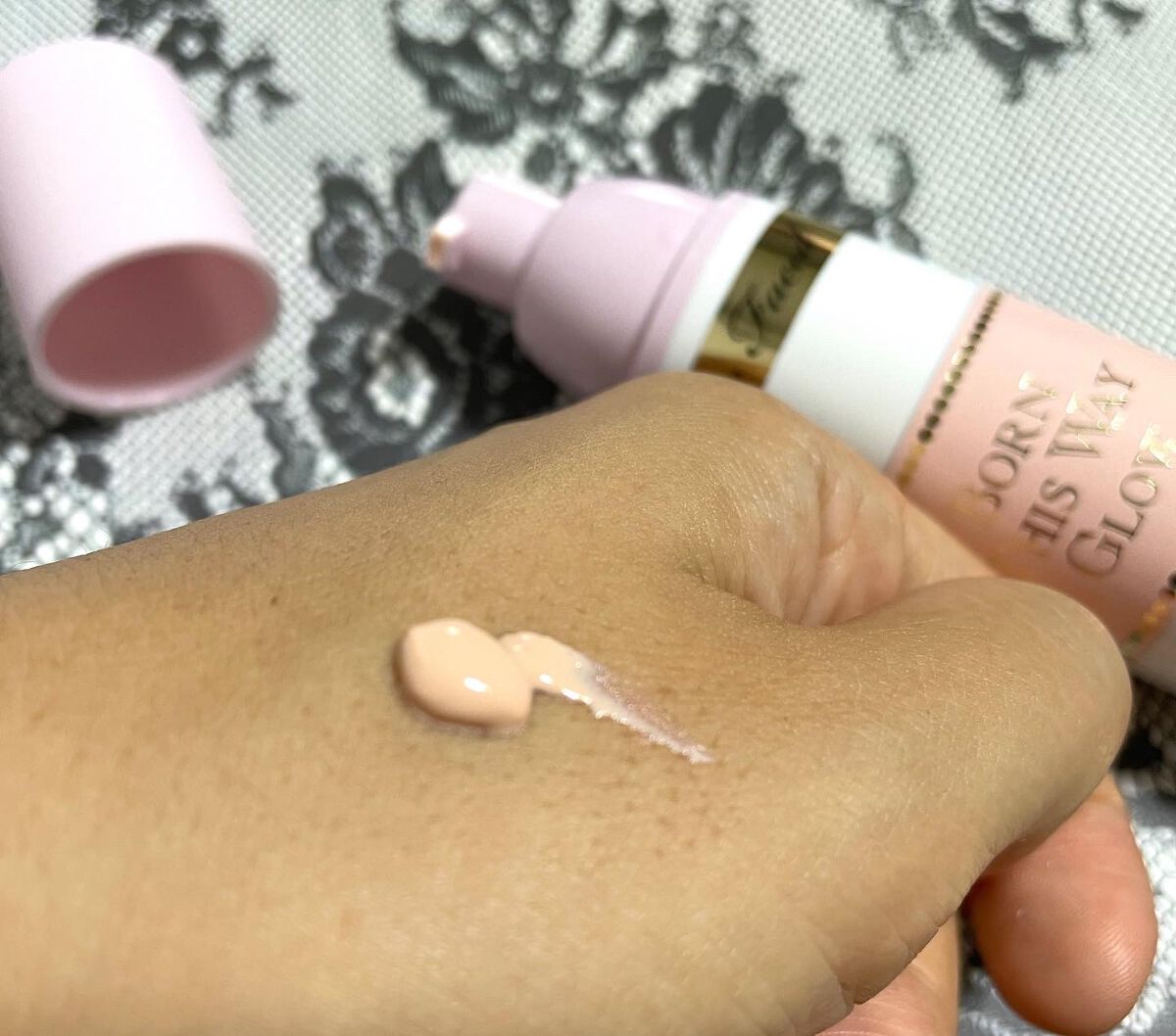 ボーン ディス ウェイ グロウ モイスチュアライジング メイクアップ プライマー/Too Faced/化粧下地を使ったクチコミ（2枚目）