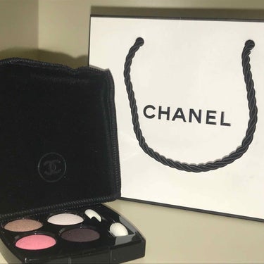 ⚠️3枚目に目の写真あります⚠️またまた久しぶりの投稿😓

CHANEL レ キャトル オンブル 228 ティセカンボン💕
 
一見派手なピンクシャドウに見えますがシアーで薄めな発色なので重ねて調節出来