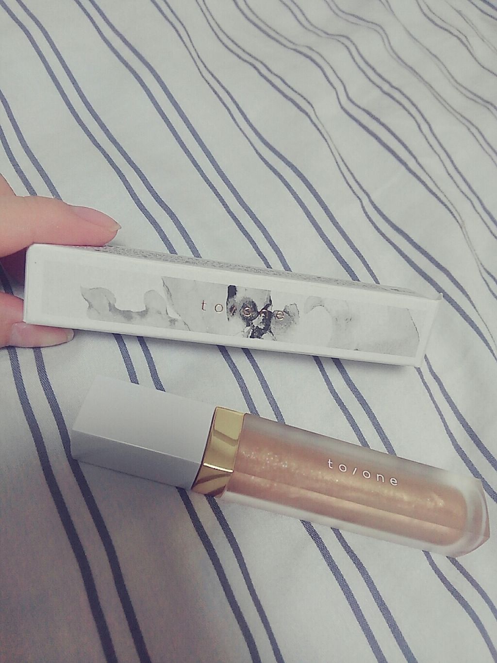 トーン ペタル エッセンス グロス/to/one/リップグロスを使ったクチコミ(1枚目)