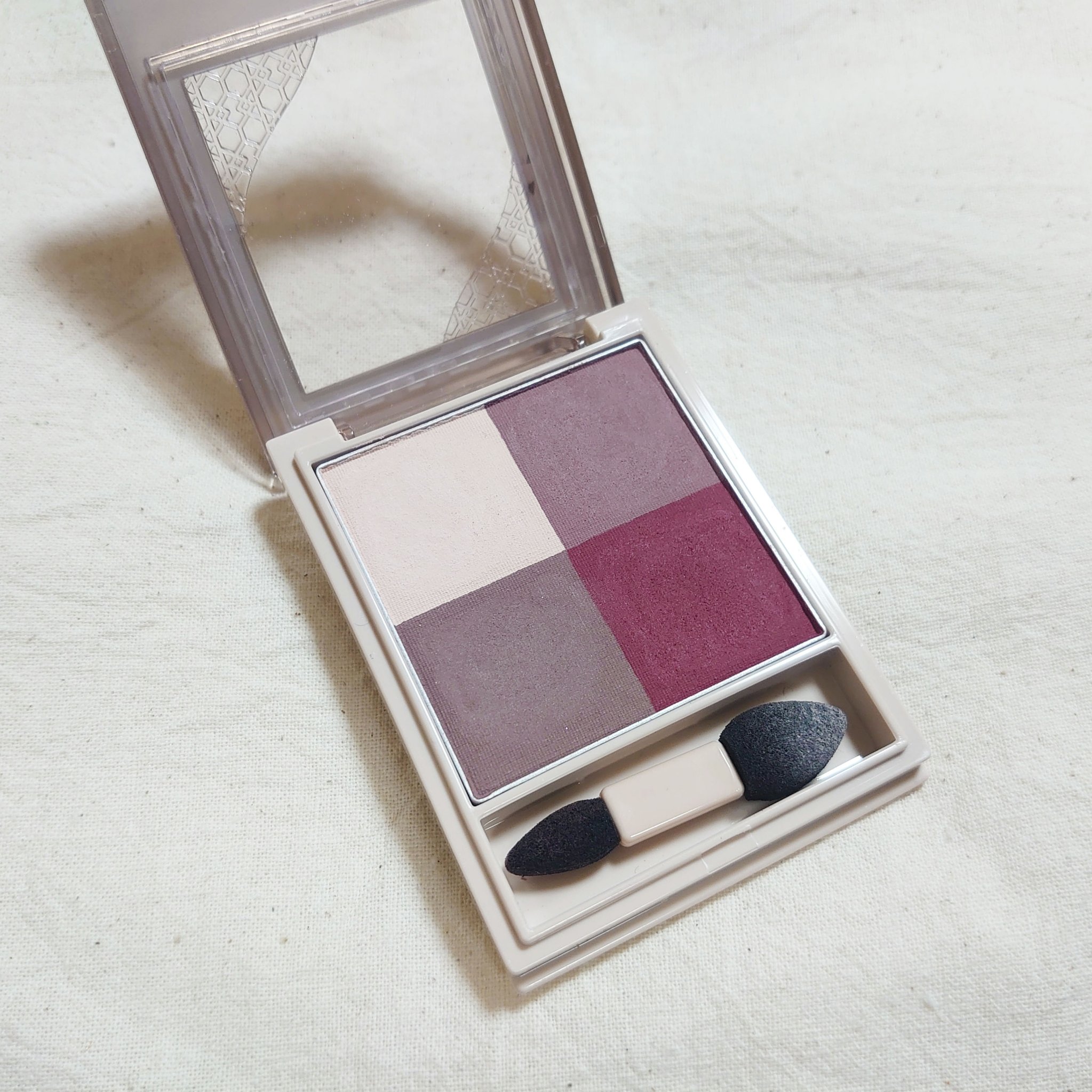 右下のピンクがとにかく可愛い！
マットだけど透け感があるから重たくなりません
発色はまあまあ
粉質良いです！

Visée
ニュアンス マット クリエイター
PK-4 ダスティピンク

