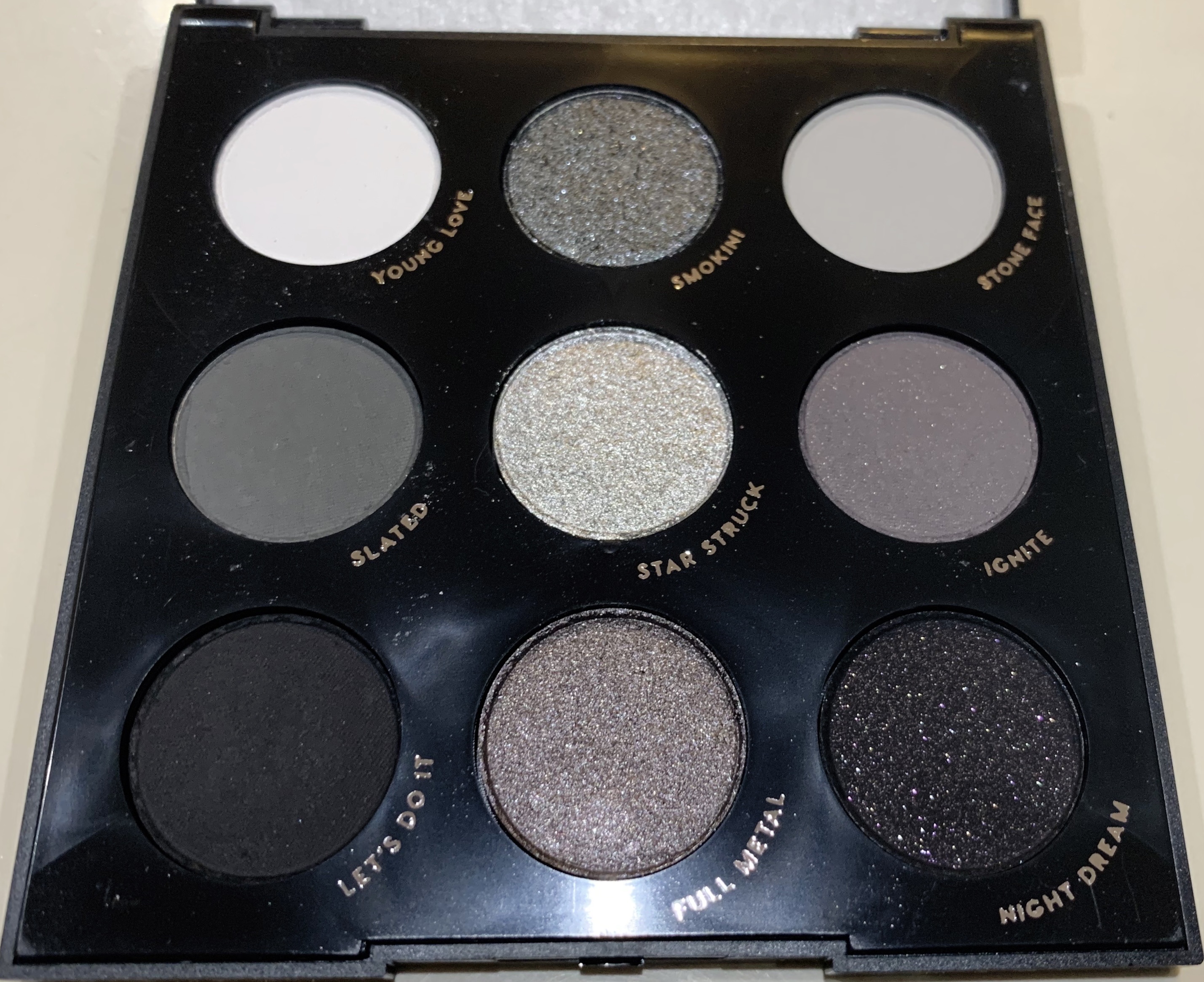 BLOWIN' SMOKE/ColourPop/アイシャドウパレットを使ったクチコミ（1枚目）