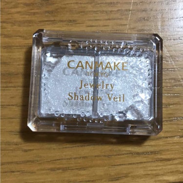 〇CANMAKE ジュエリーシャドウベール01

私は上まぶたと下まぶたのアイシャドウを上に重ねて塗っています。

左が細かいラメで、右が大粒のラメです。

大粒のラメの方が特に取れやすくて、塗る時点で