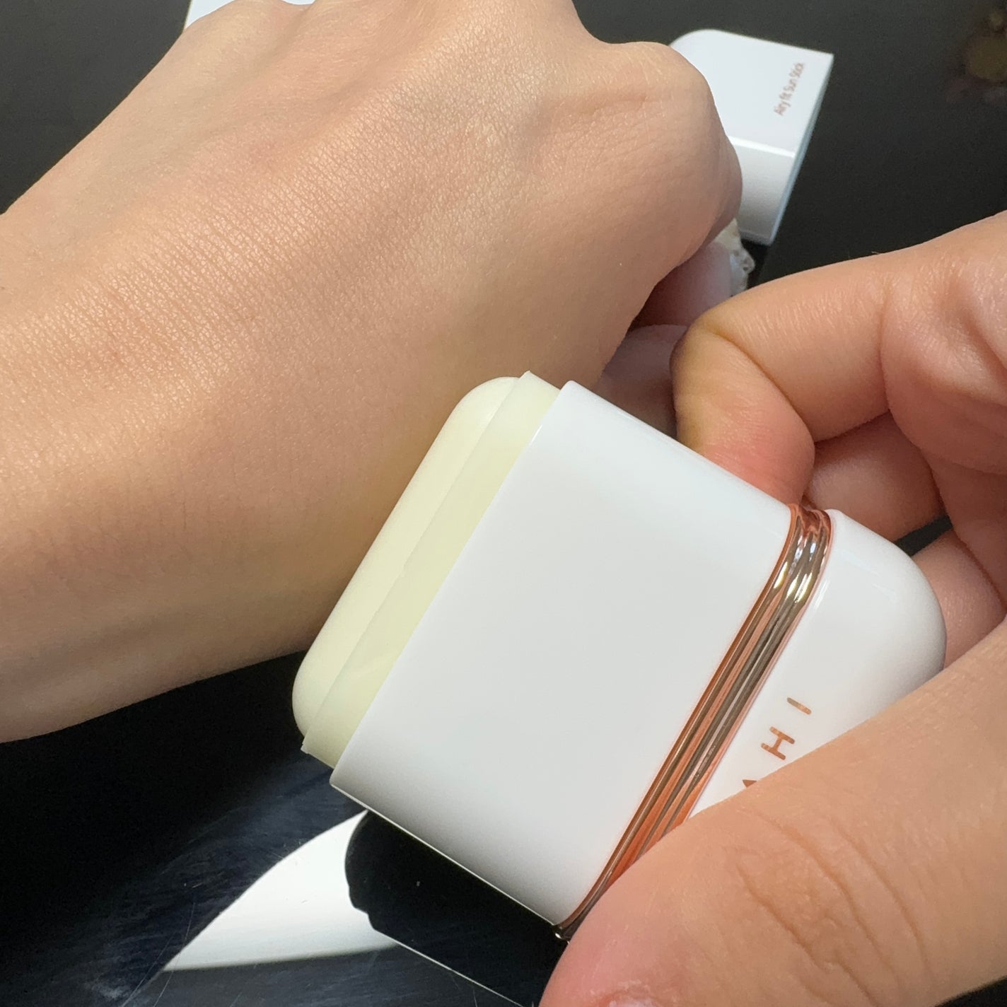 エアリーフィットサンスティック/KAHI/日焼け止めスティックを使ったクチコミ(2枚目)