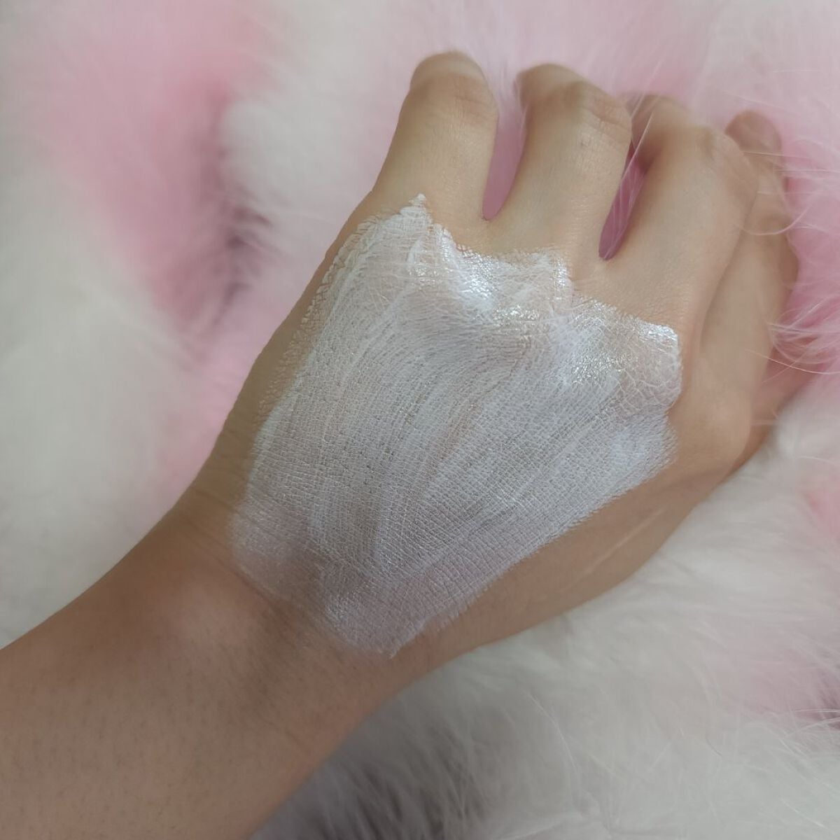 コスミ on LIPS 「瞬時に美白に!!類似品が出ちゃうほどの人気?!毛穴・くすみをカ..」(3枚目)