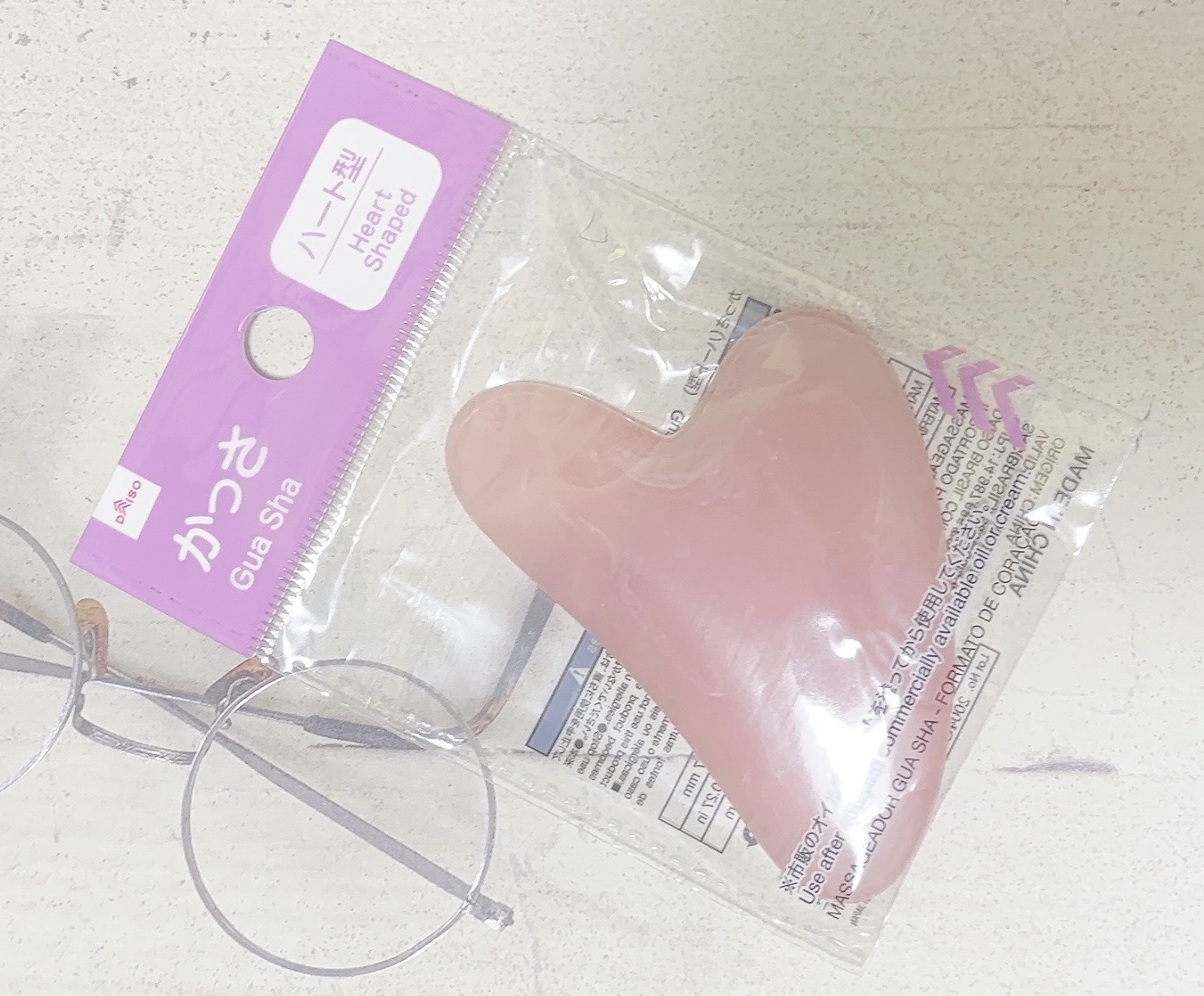 DAISO かっさプレートのクチコミ「☆DAISO   かっさプレート
材質　不飽和ポリエステル樹脂

以前こちらの羽型を使って、中.....」（1枚目）