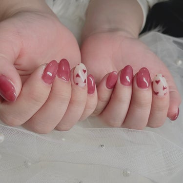 Valentinenail

メインカラーはnailforallのMOMOジェル
MOMO-18
手書きアートしてます。

くすみ赤ピンクでめちゃくちゃ可愛い😍

2度塗り目が濃すぎて薄くしてもらいまし