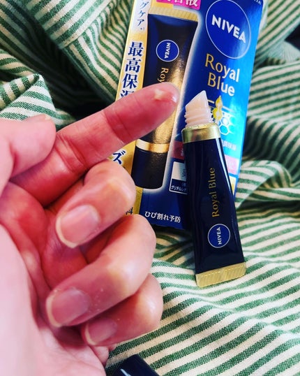 えり on LIPS 「#PRニベアロイヤルブルーリップ濃密美容ケアを使ってみました😌..」(4枚目)
