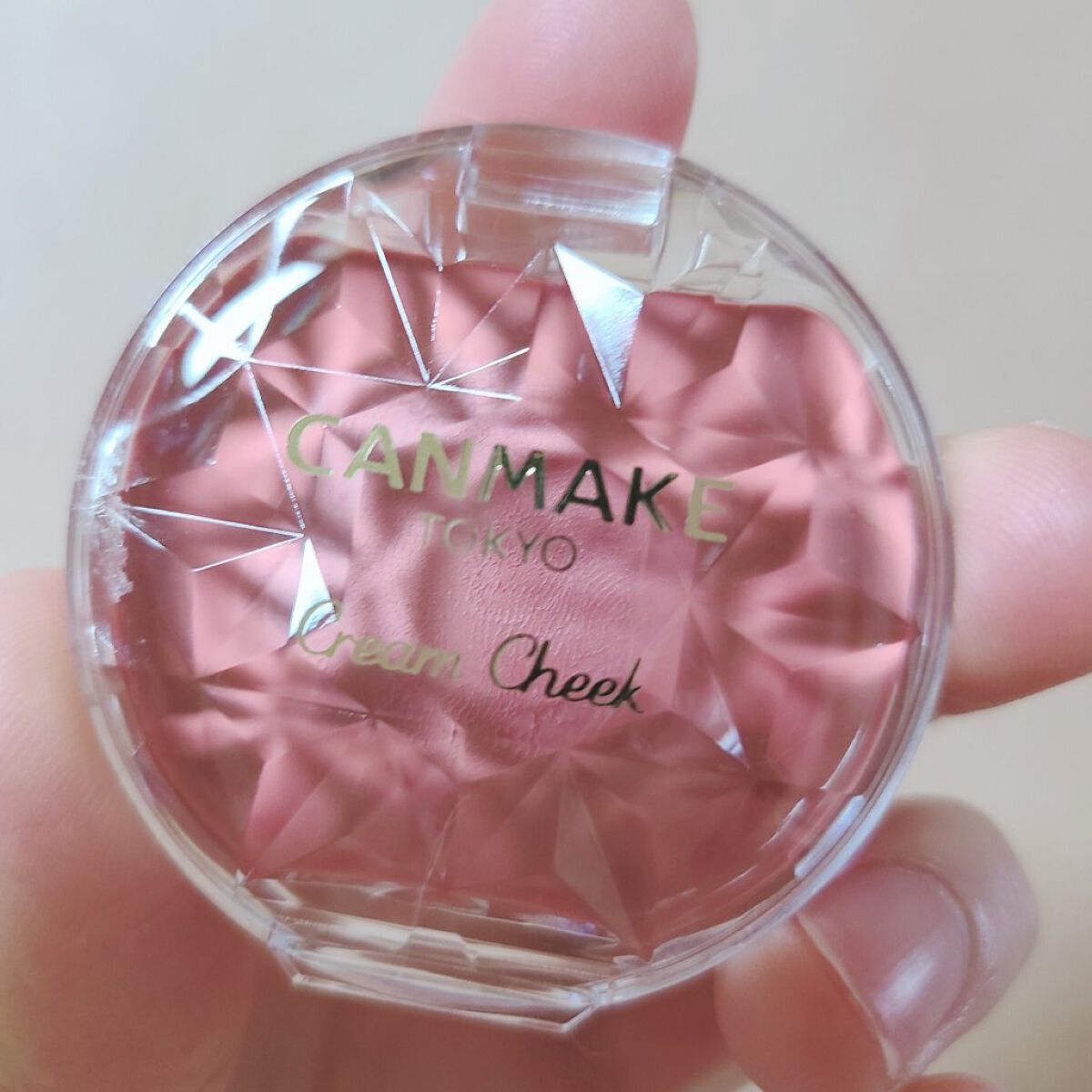  キャンメイクのクリームチークを購入しました🌼

✼••┈┈••✼••┈┈••✼••┈┈••✼••┈┈••✼
【使った商品】
キャンメイク　クリームチーク

【色味】
21　タンジェリンティー
コーラルピンクてかんじかな✨
発色は薄め！
