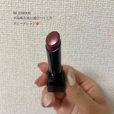 大人気のリップ💄

KATE
リップモンスター 06  のご紹介です💁🏻‍♀️

ついに手に入れましたーーー🥺🫶🏻

どこ見ても
なかなか見つからないから諦めているうちに
今や14色も出ててびっくり！笑

07と迷って、
今回は青み系のディープレッドにしました💋

本当に見たまま発色で
程よい透け感もあるので今時期でも使いやすい◎

食べ飲みしても落ちにくいし、
唇が乾燥しにくいのも嬉しい😆💖

プチプラでこの感じなら
何本か買うのは全然ありだと思いました！！

公式サイト他で税込1540円で購入できます！

ぜひご検討ください😌💕


#KATE
#ケイト
#リップモンスター
#リプモン
#リップモンスター06 
#ブルベ
#ブルベ夏
#ディープレッド
#リップ
#コスメ
#プチプラコスメ
#ドラコス
#コスメレビュー 
#コスメレポ
#コスメ好きさんと繋がりたい 
#スキンケア好きさんと繋がりたい 
#美容好きさんと繋がりたい 
#韓国コスメ好きな人と繋がりたい 
#衝動買いコスメ の画像 その2