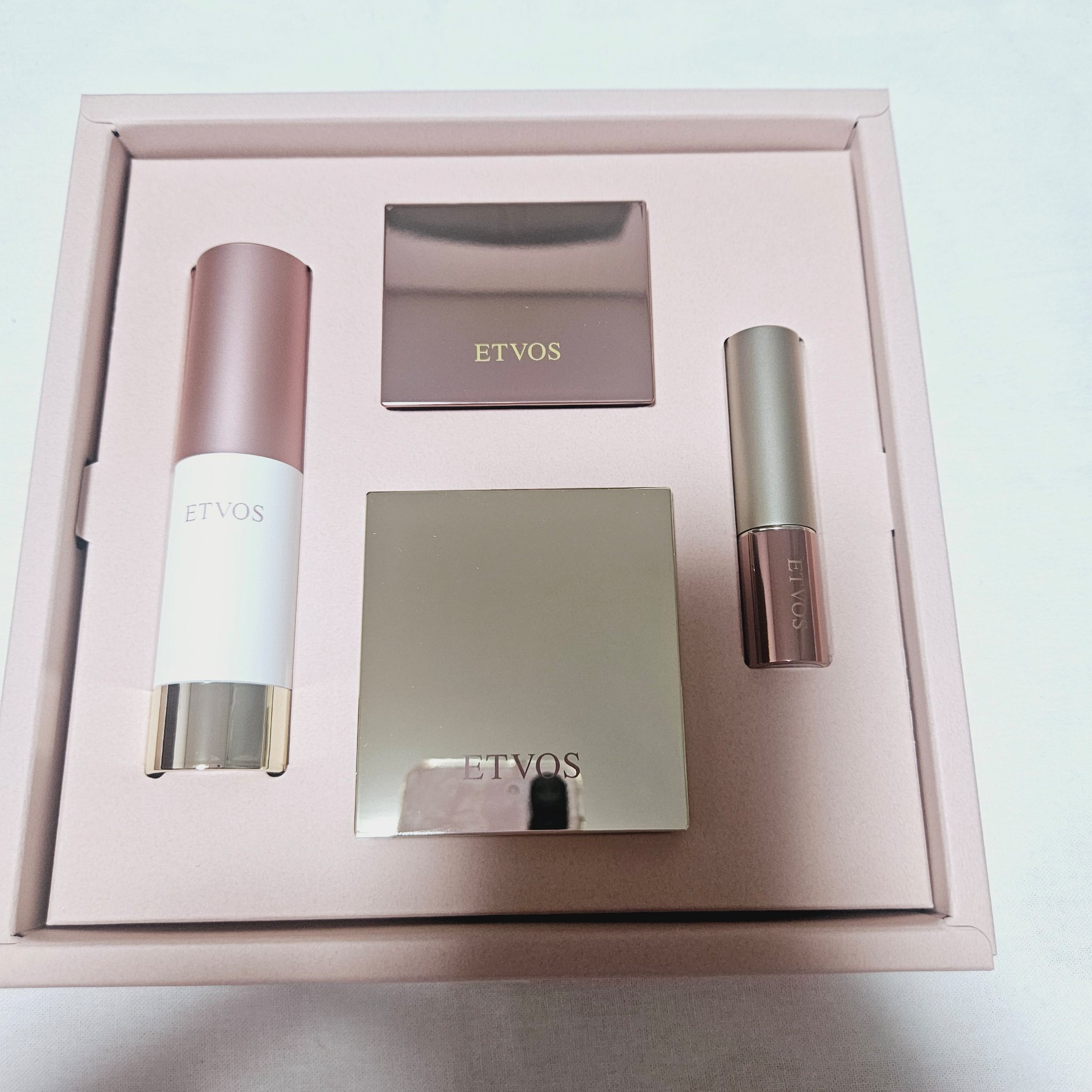 ホリデーコフレ2023〈カームピンク〉/エトヴォス/メイクアップキットを使ったクチコミ（1枚目）
