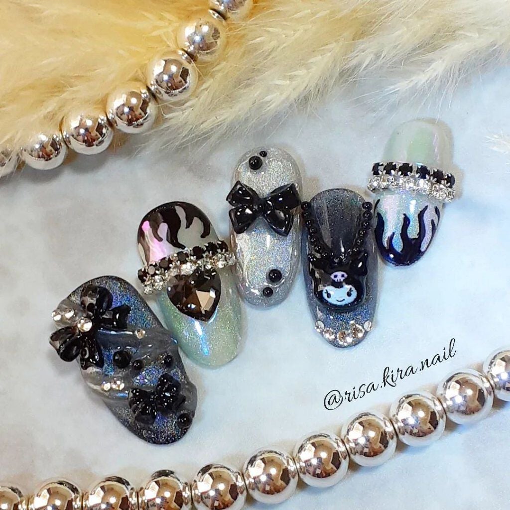 r.kira.nail on LIPS 「🤍🤍🤍たまにはこんな感じも作ってみちゃったりして🤭宝の持ち腐れ..」(1枚目)