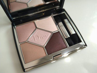 ✡限定✡ Dior サンククルールクチュール
ブルーミングブーケ

伊勢丹限定の春コレクション
全体的に淡め発色で大人ベージュなパレットです♡

右上はホワイトに見えてホワイトではない！
わたし的にはこ