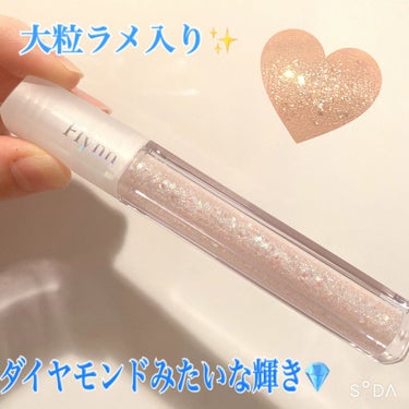 ゴールド×変色ラメ入り✨ダイヤモンドみたいな輝きが手に入っちゃうリキッドグリッター💎✨

こんにちは！ちぇりーな🍒です！！
今回ご紹介するのはこちら！


⭐️Flynn ライトキャッチャーリキッドグリッター⭐️
　　お色は 01 ホワイトライトです！


韓国コスメショップにて一目惚れして購入しました💓
このリキッドグリッター、私が撮るの下手すぎて写真ではわからないんですけど、

・オーロラ色の大粒ラメ
・ゴールドラメ
・寒色系の変色ラメ

の三つの種類のラメが入っていて、動くたびにダイヤモンドの光のようにこれでもかとキラキラ輝くんです🥺✨
今流行りの純欲風メイクにも合うのではないでしょうか😳🤍🤍

そしてこれ、普通に塗るとめちゃめちゃ存在感があるんですけど、ブラシをしごいて控えめに塗ると繊細にキラキラしてくれるので、派手目にしたい時も、ちょっと抑えめにしたい時もどちらにも使えちゃいます✨✨

お値段もわたしが購入したショップでは1000円で買えたので、リキッドグリッターの中ではお手頃です🥰

いつものメイクにちょっとアクセントを加えたい方や、ラメ好きな方にとってもおすすめです😊🤍

ぜひ手に取ってみてください🙌💓

#Flynn #ライトキャッチャーリキッドグリッター #ホワイトライト #リキッドグリッター  #ラメグリッター  #ラメアイシャドウ #ラメメイク  #変色ラメ #オーロラ #ポイントメイク #大粒ラメ #大粒グリッター #純欲メイク 
の画像 その0