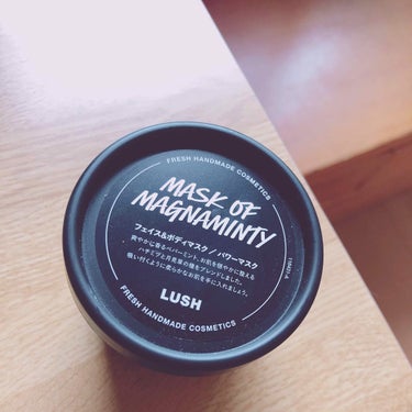 LUSHが大好きなのですが
リップスクラブと同様何度もリピしてる
パワーマスクもオススメします😍
でもかなりの清涼感なので
冬場は塗った場所が寒いです😂😂
洗い上がりは何もしなくても
もっちりしてます😳