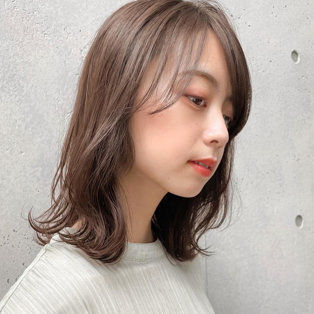 くびれカールの女性