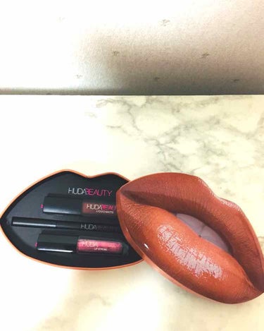 ✲ﾟ｡.SACHIYO:*ﾟ✲ﾟ on LIPS 「hudabeautyのリップキット💋の形をした缶ケースに★マッ..」（2枚目）