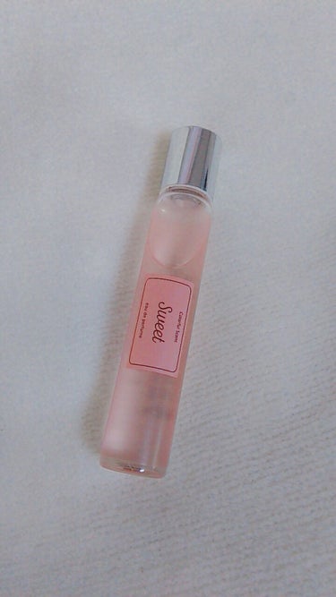 ETUDE ロールオン香水	のクチコミ「エチュードハウス  ロールオン香水


とても小さく、コンパクトなロール型の香水で
スプレーが.....」（1枚目）
