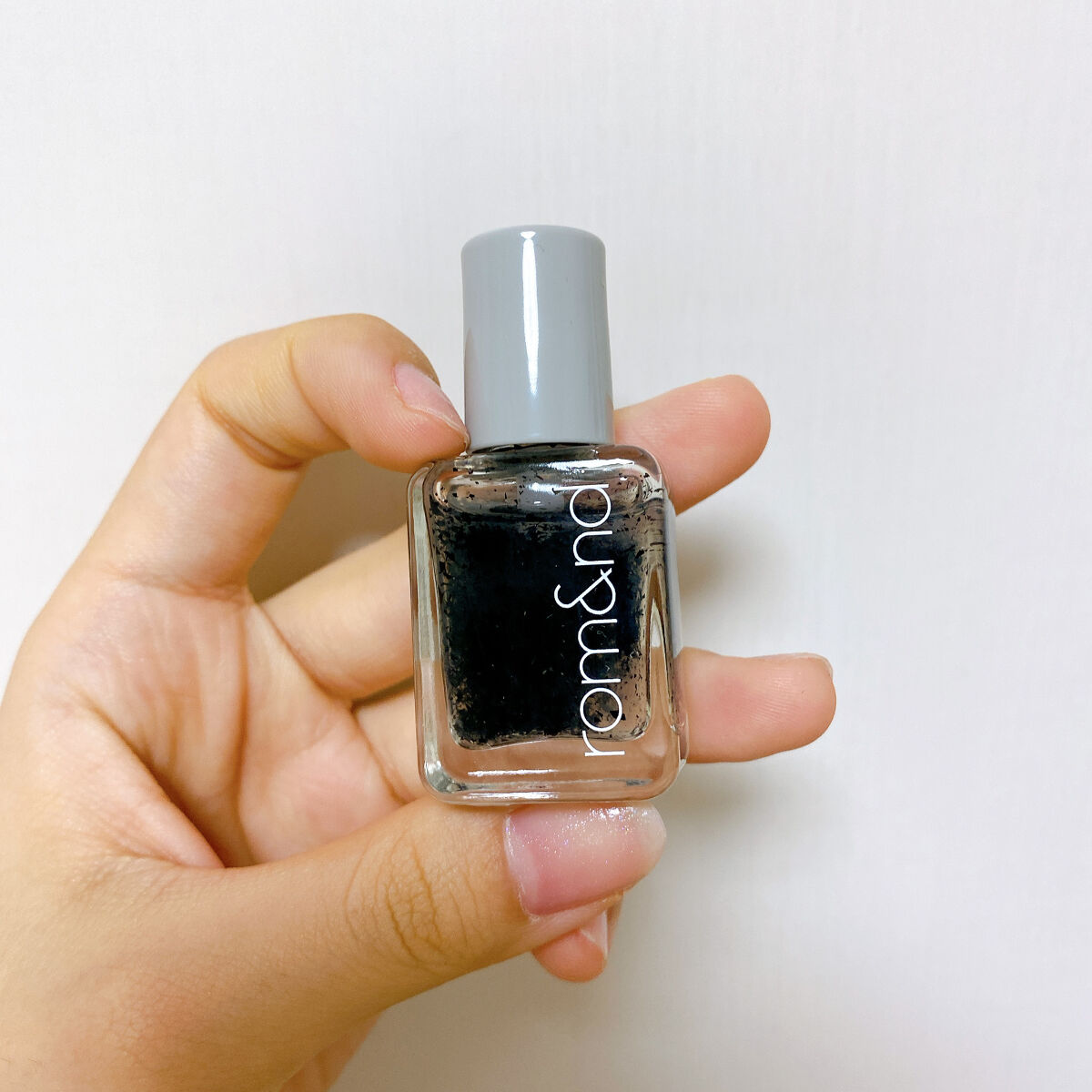 ムードペブルネイル 00 CRUNKY BLACK（クランキーブラック）/rom&nd/マニキュアを使ったクチコミ（1枚目）