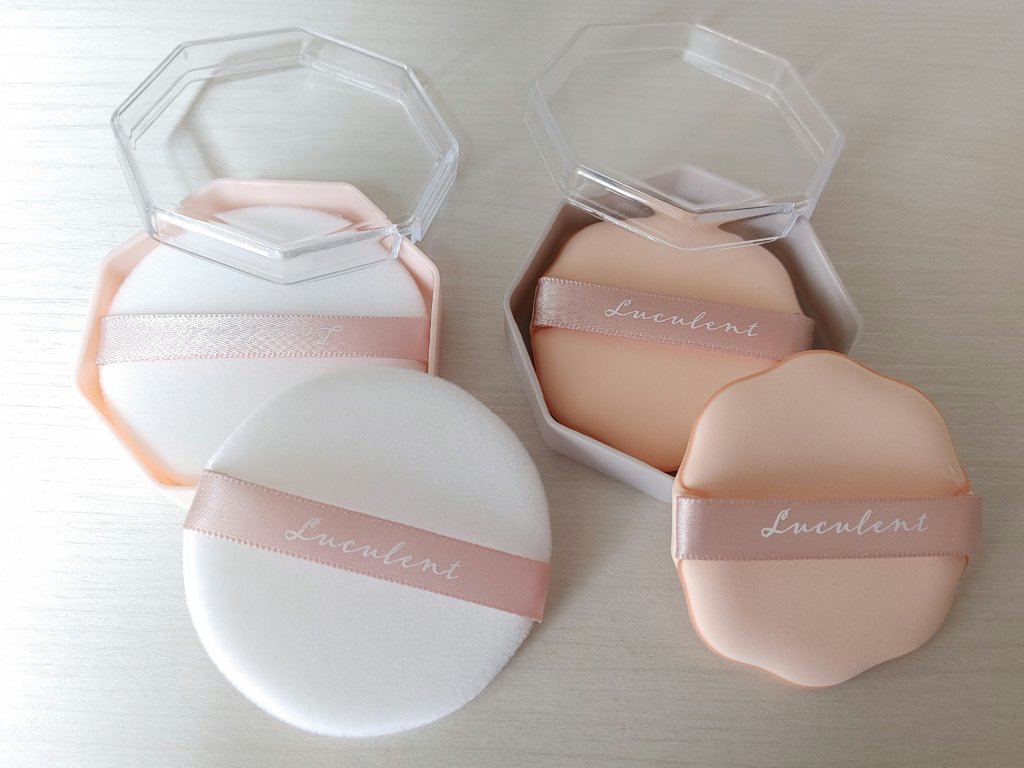 メイクアップパフ（花形、２個、専用ケース付）/DAISO/パフ・スポンジを使ったクチコミ（1枚目）