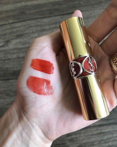 YSL Rouge Volupte Shineの80番が昨日投稿したアルマーニの405番と似てます☺️
上がアルマーニ、下がYSLです。
YSLの方がみずみずしく透ける感じでアルマーニの方が濃いですけど