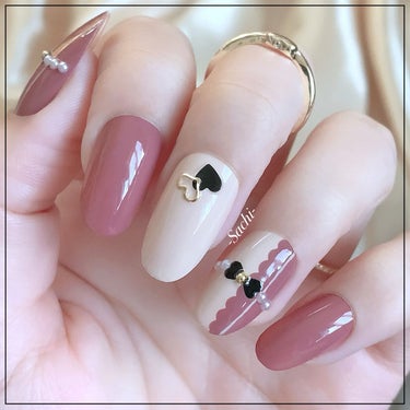 ネイルホリックで簡単に出来る♡バレンタインにぴったりなガーリーネイル💅

やり方は画像を参考にしていただければと思います♡
ドットペンがない場合は爪楊枝でも代用可能です🙆‍♀️
ラインを描く時の細筆は、ダイソーのライナー筆を使用しました🖌
ブラックのハート型ホロはSHEIN、スタッズはキャンドゥ、パールはネイルタウン購入品です。

人差し指と小指はRO602番を2度塗り、中指はBE300番を2度塗りして根元にパーツをつけました❤︎
中指に使用したハートのフレームパーツはSHEIN購入品です。

少しでも参考になれば嬉しいです♥️

#セルフネイル
#バレンタインネイル
#ハートネイル
#冬ネイル
#簡単ネイル
#プチプラネイル
#バレンタインメイク の画像 その1