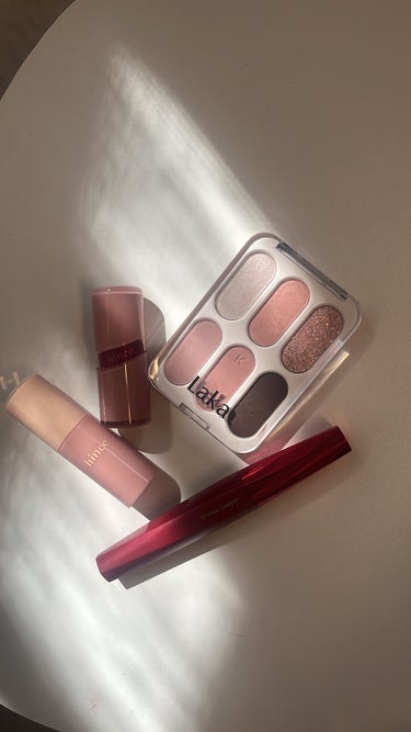 今日のメイク💄

今日はメガポで購入したLAKAの新作パレットとヒンスのチーク＆リップです。

Lakaのパレットはやっぱ安定の可愛さ。
色味がそこまで濃くないので、調整しやすく使いやすいんではないかな