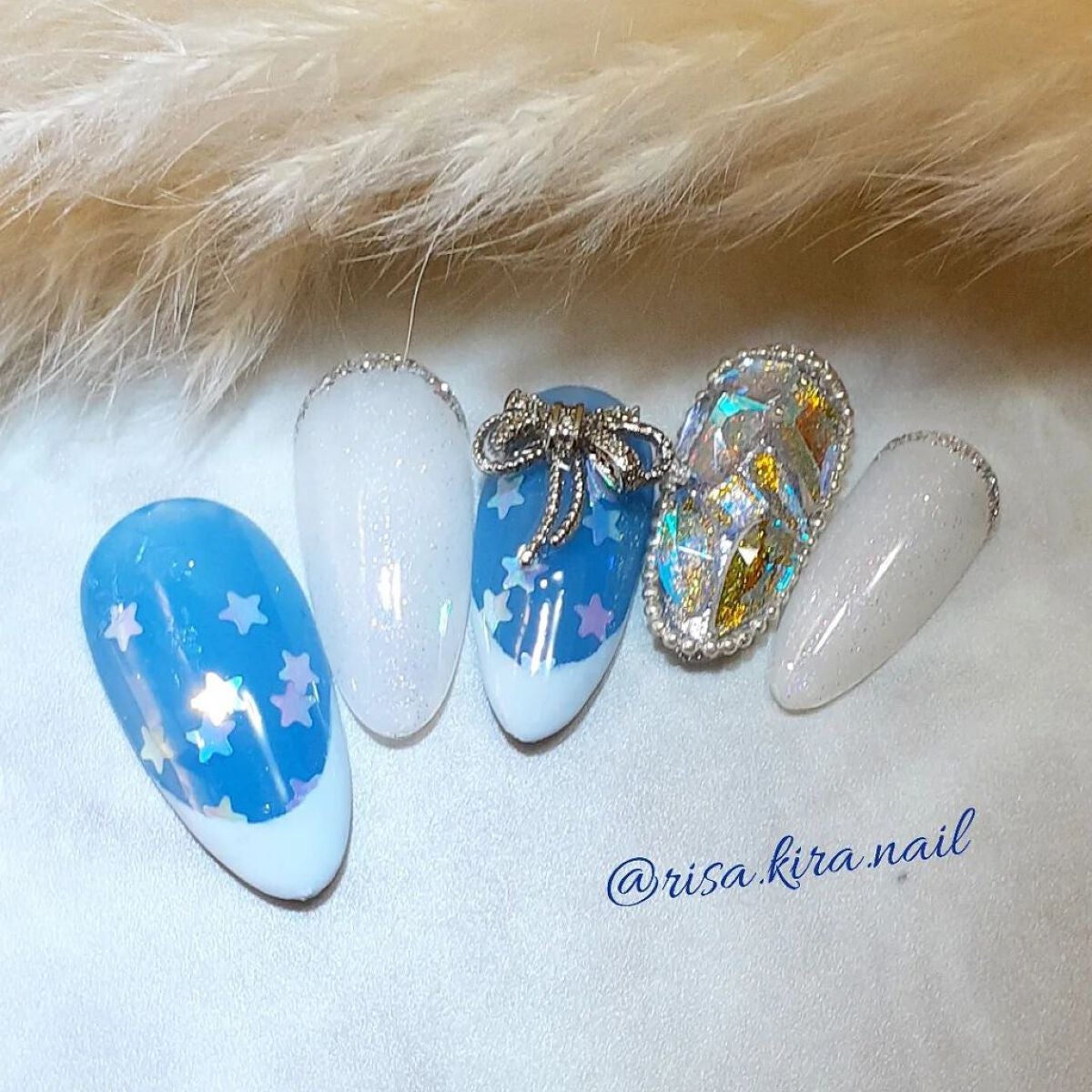 r.kira.nail on LIPS 「🤍🤍🤍キラキラ星ホログラム埋め込み✨季節関係なく作るデザインも..」(1枚目)