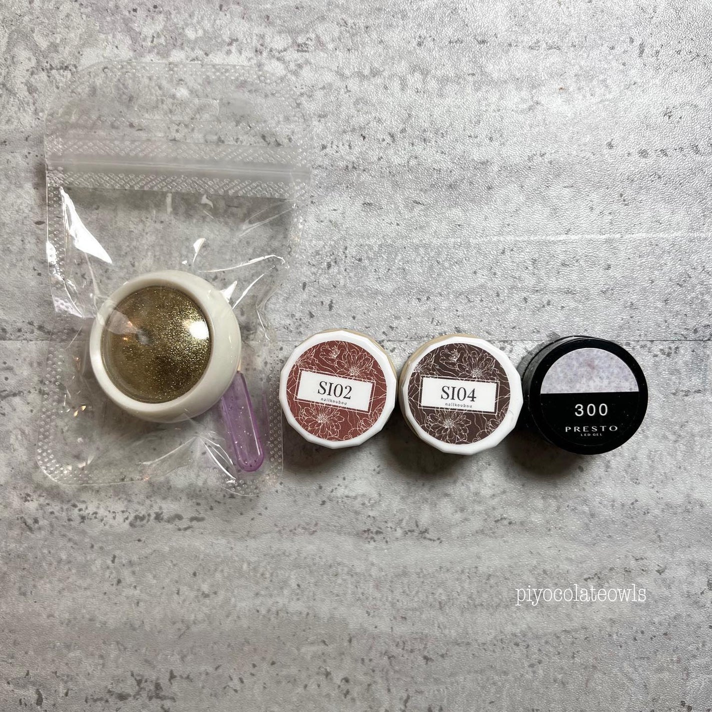 ぴよこれいと あうるす on LIPS 「年末は綺麗めで静かなネイルが多めで人気でした。明日1/5からお..」(4枚目)