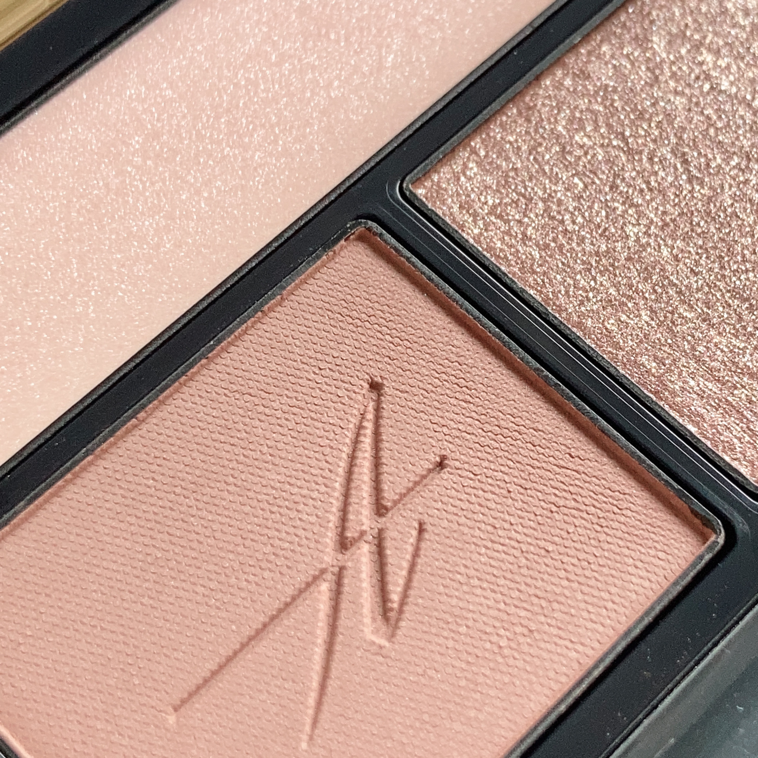 Amplitude コンスピキュアス アイズのクチコミ「🏷｜Amplitude
コンスピキュアス アイズ


－記録用－

薄くのせても、上品でやわら.....」（3枚目）